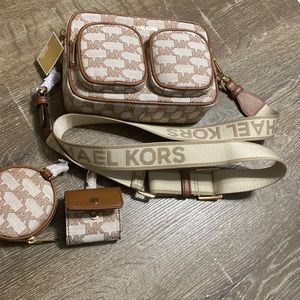 Michael Kors Jet Set Travel Crossbody Tech Pouches
AirPods Case Bag NWT